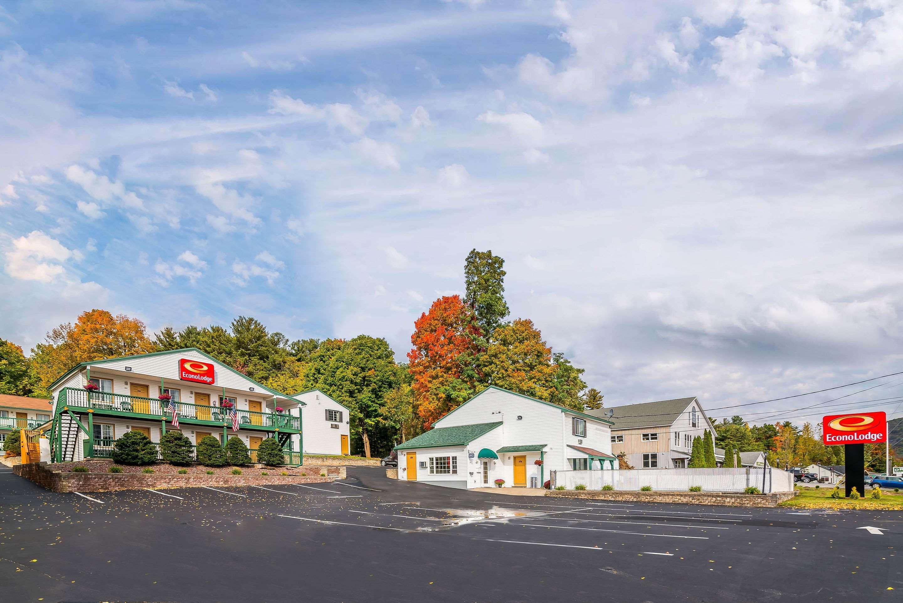 Rodeway Inn Lake George Outlets Eksteriør billede