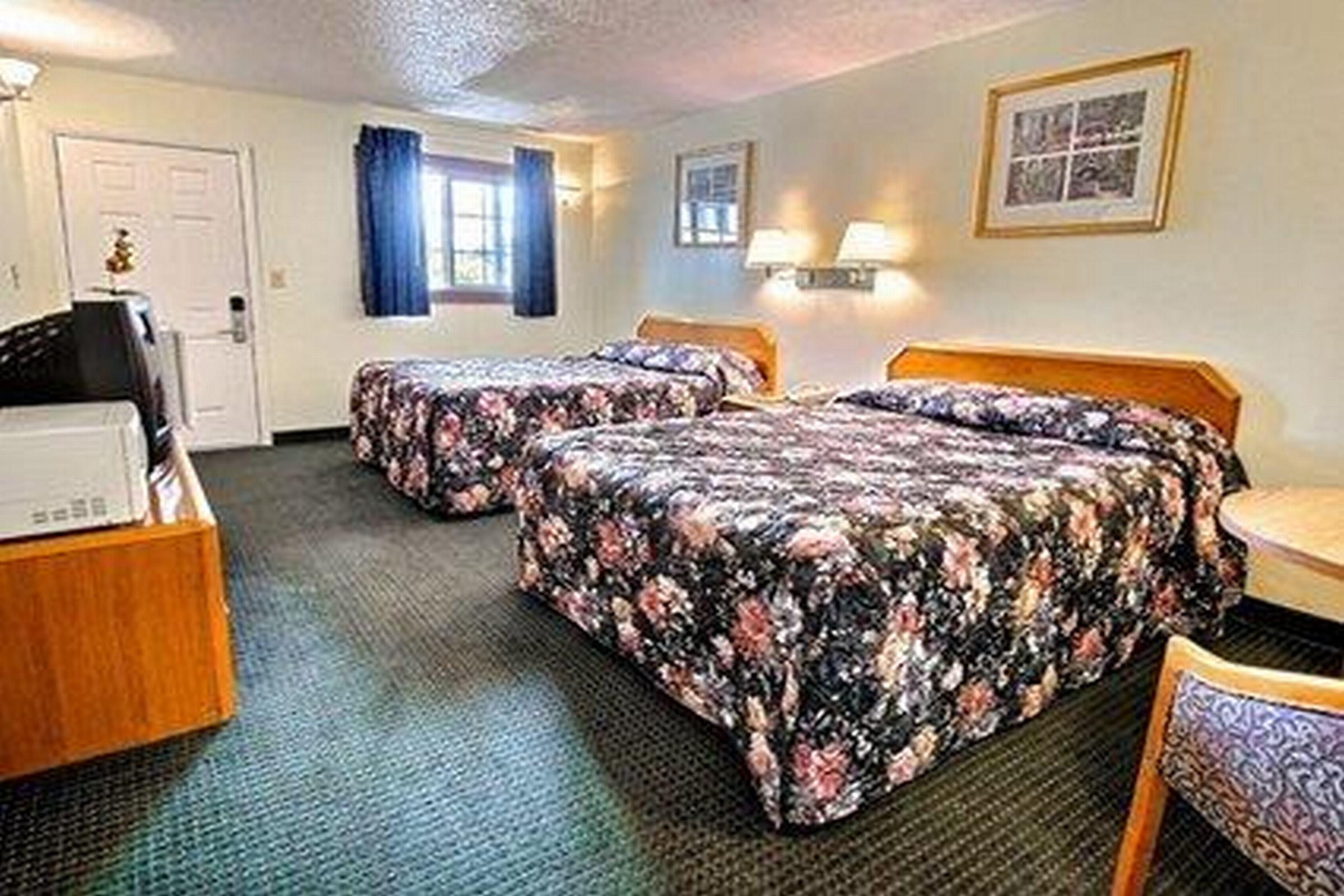 Rodeway Inn Lake George Outlets Eksteriør billede