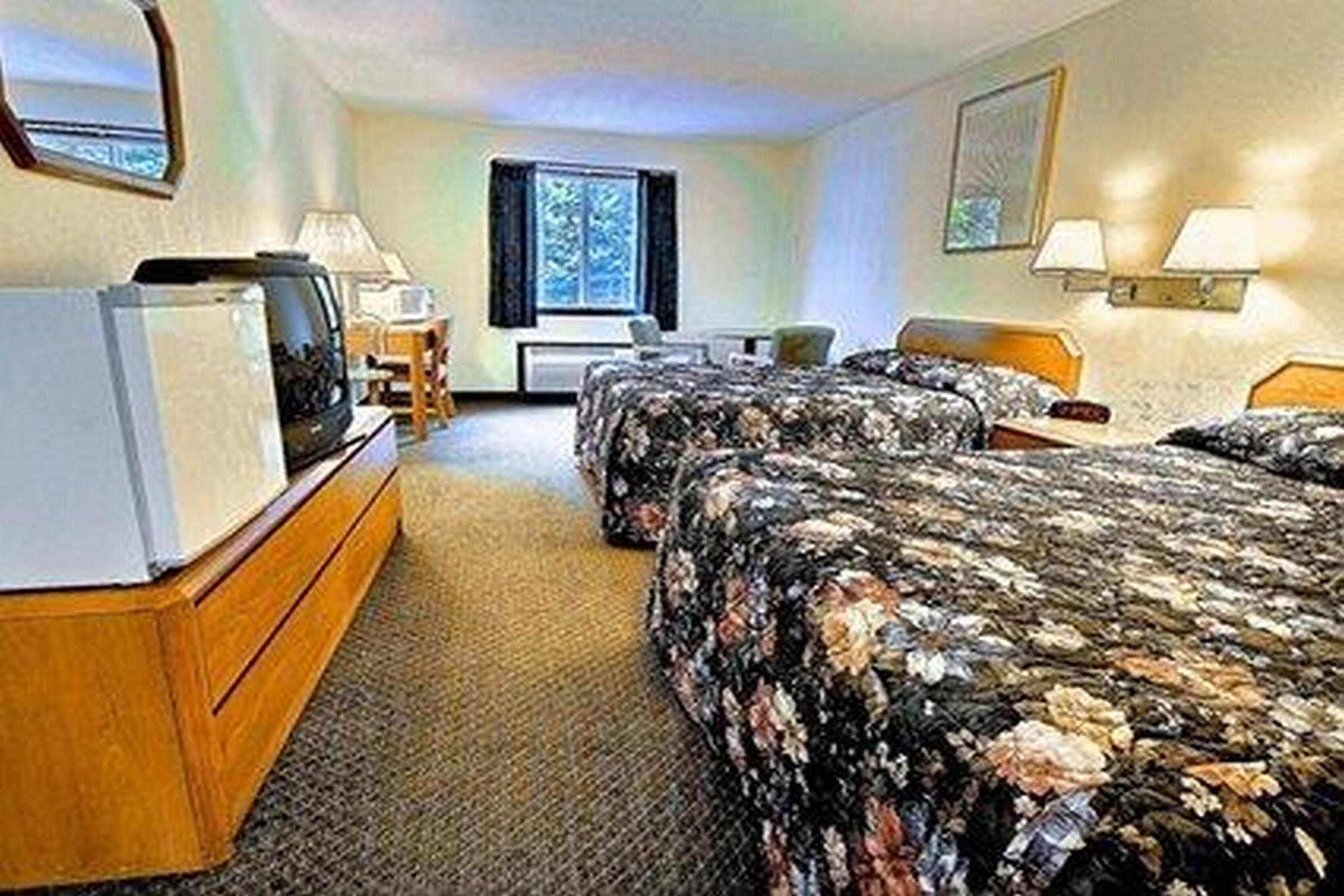 Rodeway Inn Lake George Outlets Eksteriør billede