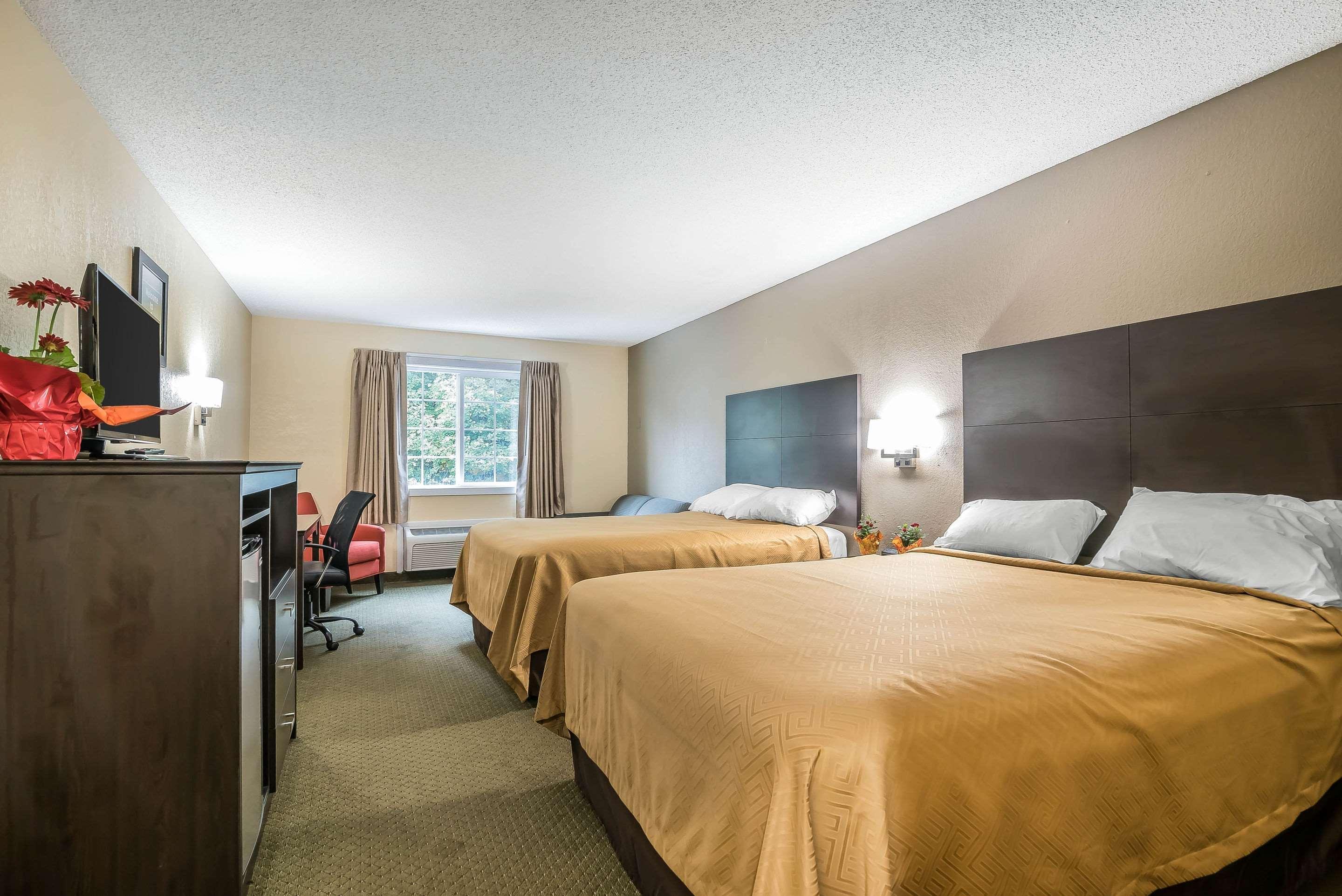 Rodeway Inn Lake George Outlets Eksteriør billede